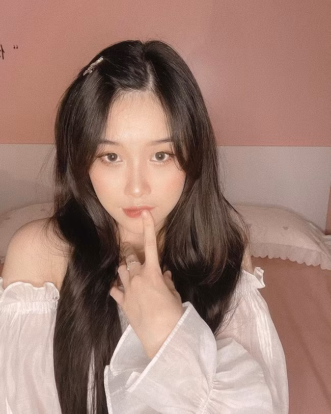 Nguyễn Trang Nhung (biệt danh Nhung Bum) là bạn gái cũ của cầu thủ Văn Toàn. Cả hai từng có nhiều năm gắn bó bên nhau.