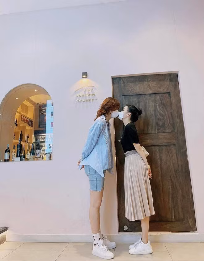 Mấy ngày qua, Trần Đức Bo khiến cư dân mạng xôn xao khi chia sẻ hình ảnh thân mật bên cạnh một cô gái.