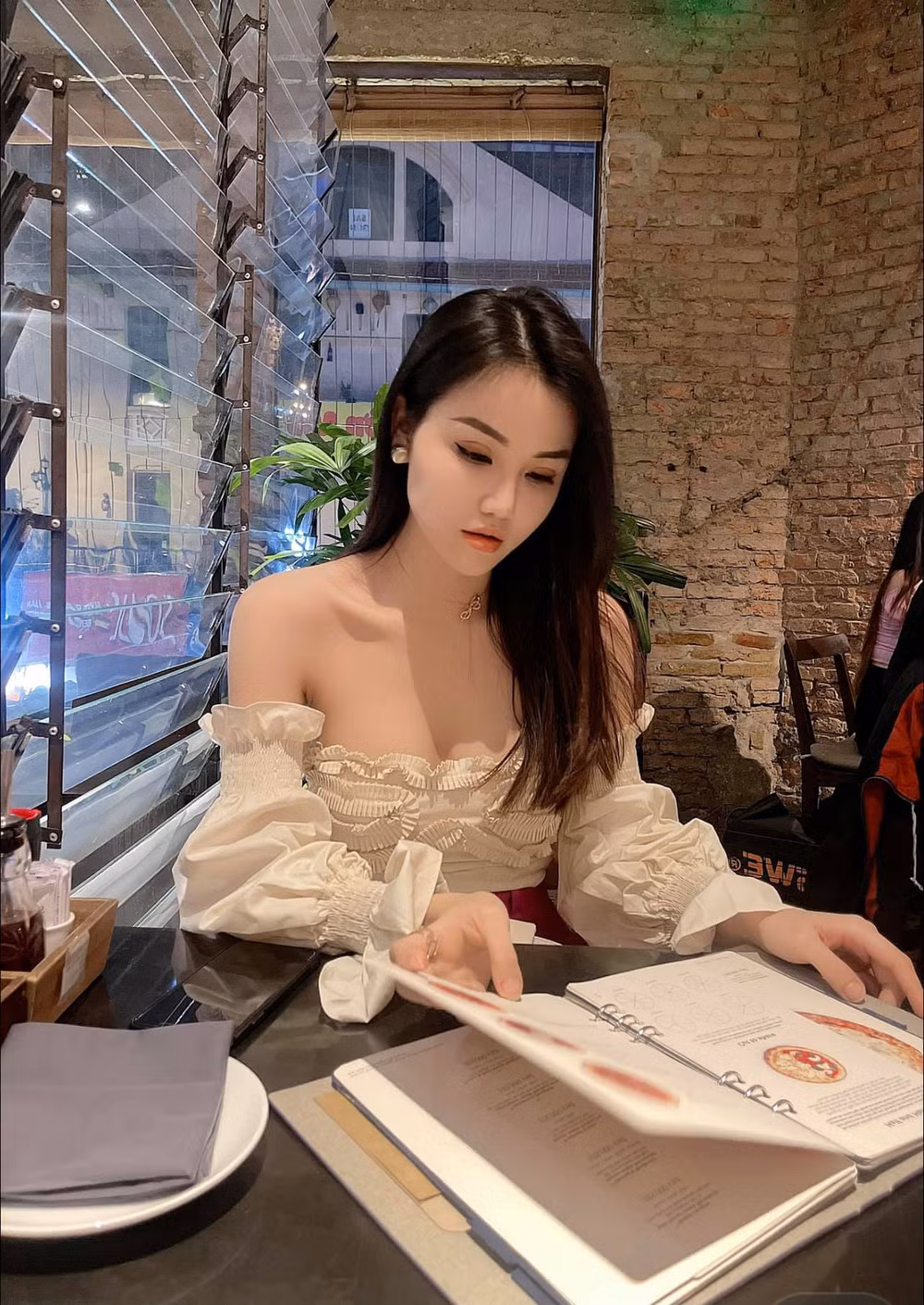 Nhan sắc xinh đẹp, nóng bỏng của bạn gái Trần Đức Bo. Ảnh: Tổng hợp