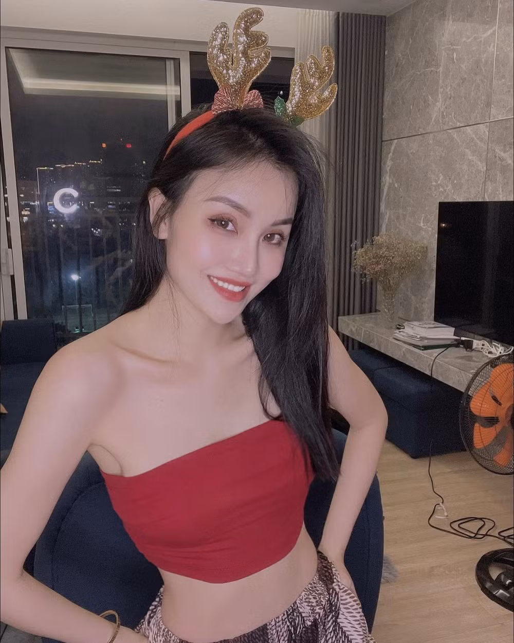 Quỳnh Thơ cũng có đam mê nghệ thuật và hoạt động với nhiều vai trò như ca sĩ, DJ, vũ công hay người mẫu.
