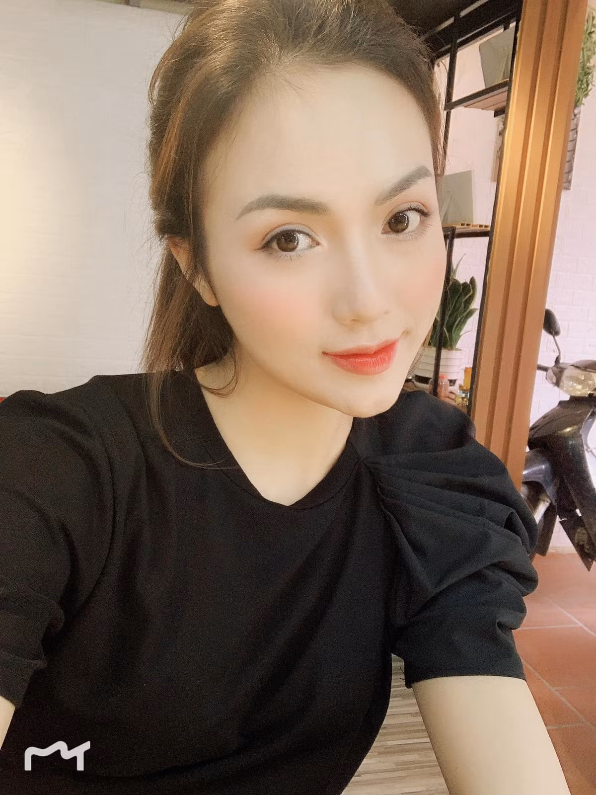 Người đẹp này theo đuổi gu thời trang nữ tính và thanh lịch.
