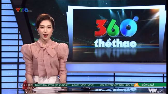 Cô nàng dẫn các bản tin thể thao với phong thái ngày càng chững chạc và trưởng thành hơn.