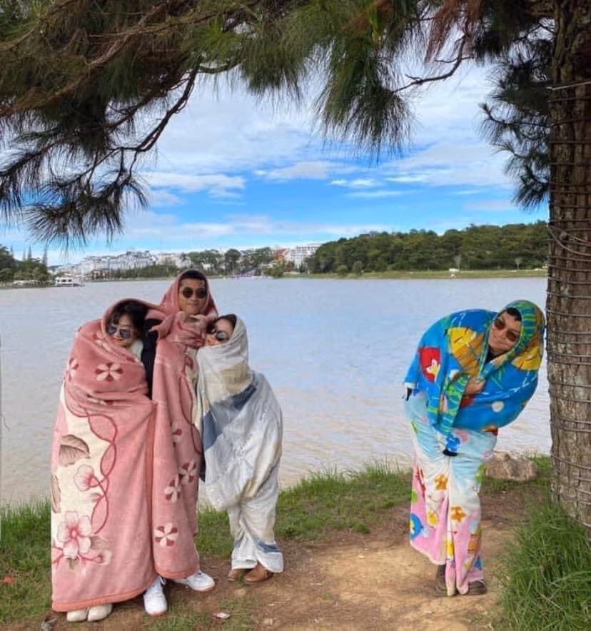 Mọi địa điểm được cho là đáng đến nhất Đà Lạt đều được nhóm bạn check - in, nhưng khác biệt là không phải trong những bộ cánh lồng lộn, chất lừ được chuẩn bị kỹ lưỡng mà là trong ...chăn.