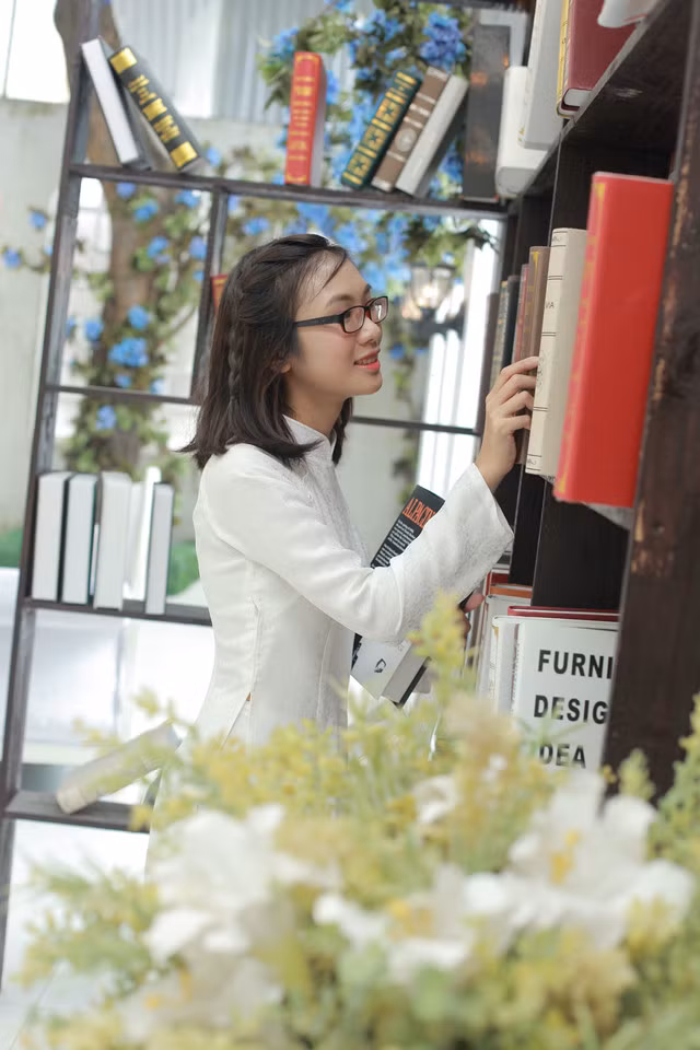 Do học song ngữ tiếng Pháp từ khi lên lớp 1 nên trình độ tiếng Pháp, nghe, đọc, viết của Hoàng Hà là không phải bàn cãi. Cũng chính nhờ học tiếng Pháp, tiếp xúc với văn hóa, ngôn ngữ và con người của đất nước hình lục lăng mà dần dần Hoàng Hà hình thành ước mơ được một lần đặt chân đến, được học tập tại quốc gia này. Có sở trường về các môn khoa học tự nhiên, đặc biệt là môn toán, cùng với niềm say mê công nghệ, sinh học... Hoàng Hà đã quyết tâm rèn luyện, học hỏi không ngừng nghỉ để có thể giành học bổng ngành Công nghệ sinh học tại Pháp.