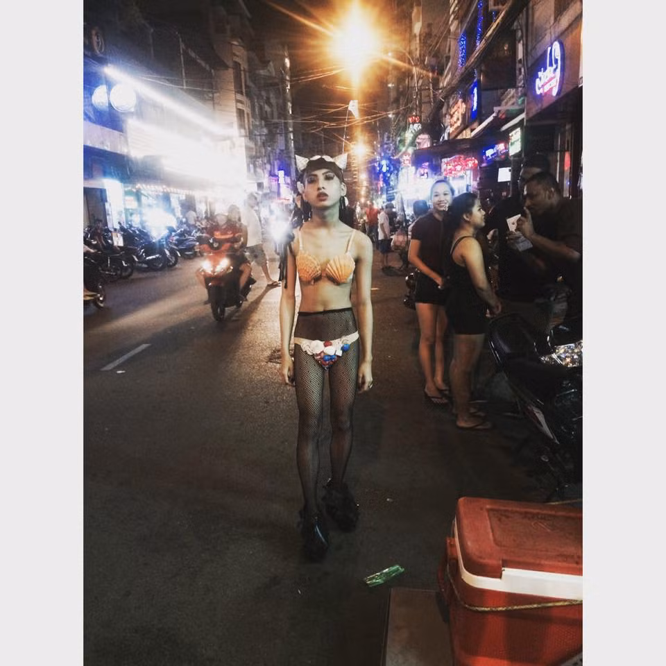 Do có đam mê và một mục tiêu theo đuổi rất rõ ràng nên Lê Xuân Vinh luôn rất tự tin khi mặc những trang phục quái dị cậu tự thiết kế ra đường. Nếu như trong mắt mọi người, những trang phục này xấu tệ, quái đản, vô kiểu cách và thậm chí còn bệnh hoạn thì với bản thân Xuân Vinh, chúng lại rất đẹp và giúp cậu thể hiện được cá tính. Tuy nhiên, Vinh cũng khẳng định dù yêu thích Lady Gaga nhưng những trang phục của cậu hoàn toàn không phải bắt chước nữ ca sĩ này.