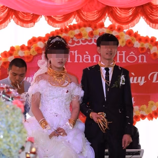 Và hàng loạt những đám cưới xa xỉ khác, vàng đeo kín người cô dâu chú rể.