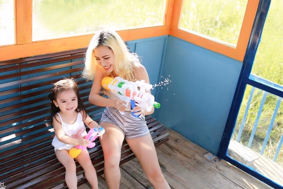 Biết mẹ đã nhiều tuổi phải chăm sóc em vất vả, Minh Phương luôn nỗ lực để hỗ trợ mẹ nuôi em, cô mong muốn có thể làm tất cả mọi điều và không bao giờ để em gái phải chịu thiệt thòi, thua kém bạn bè cùng trang lứa. Ảnh: Đạt Ma Tin.