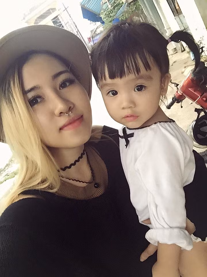 Tuy công việc bận rộn nhưng Minh Phượng thường xuyên dành thời gian để đưa em đi chơi, làm những điều mà Kim Chi yêu thích, nhờ vậy tình cảm hai chị em cách nhau 20 tuổi vô cùng gắn bó.