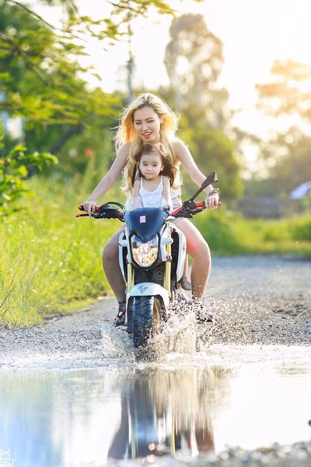 Tuy còn nhỏ tuổi nhưng Kim Chi rất biết nghe lời mẹ và chị, cô bé cũng rất thích được cùng chị chụp ảnh. Trước ống kính, cô nàng không ngại thể hiện những động tác đáng yêu, làm duyên. Ảnh: Đạt Ma Tin.