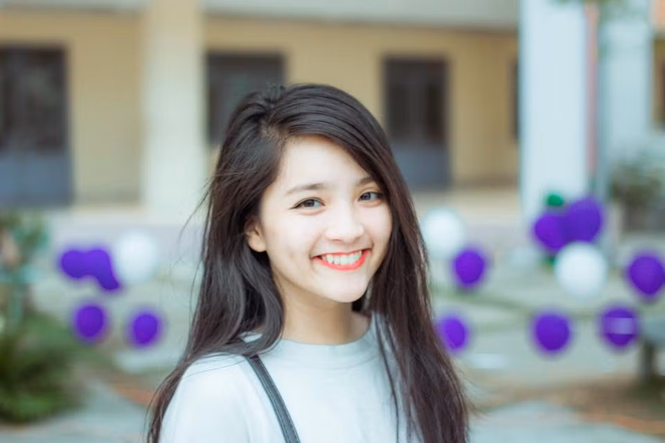 Theo lời chia sẻ của Tường Vân, thời gian đầu đi diễn và chụp ảnh bận rộn, gia đình cô đã lên tiếng phản đối vì lo lắng công việc bên ngoài sẽ ảnh hưởng đến tương lai của cô con gái. Tuy nhiên bằng chính thành tích học tập của mình, Tường Vân đã chứng minh cho gia đình thấy, cô bạn hoàn toàn có thể làm tốt mọi mục tiêu mà bản thân theo đuổi.