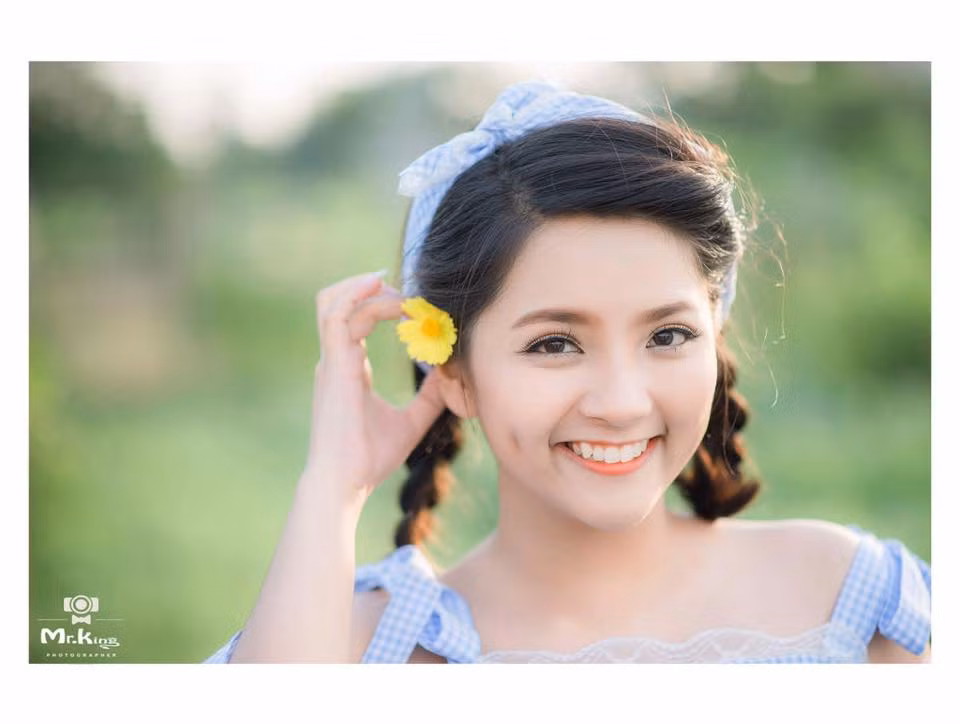 Nhờ gương mặt ăn hình xinh không tỳ vết, cách biểu cảm tự nhiên trước ống kính Tường Vân thường xuyên góp mặt trong nhiều bộ ảnh nghệ thuật của các nhiếp ảnh gia trẻ. Cô cũng là một trong những diễn viên sáng giá của kênh Bánh Bao Bự trong công ty Faptv.