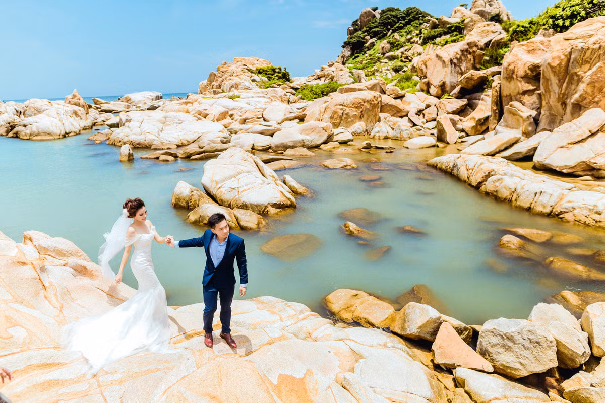 Cả hai bắt đầu dành cho nhau tình cảm đặc biệt hơn và coi người kia như một nửa không thể thiếu trong cuộc sống. Ảnh trong bài: Lou Studio.