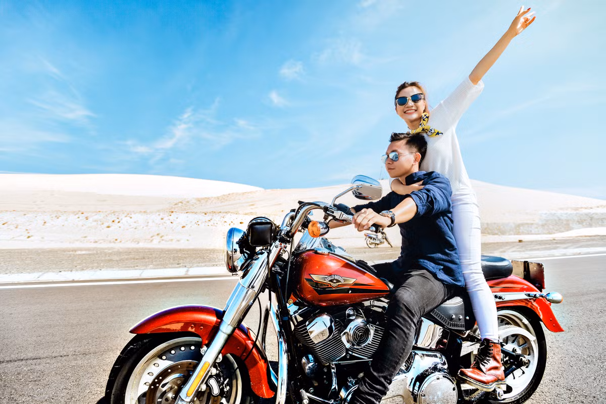 Trong suốt những năm yêu nhau, tình yêu của họ gặp không ít khó khăn, đặc biệt là sau mỗi lần thay đổi môi trường học tập, công tác. “Từ cấp 3 lên đại học, tốt nghiệp đại học rồi đi làm đều là những mốc thời gian quan trọng, nhiều khi, bọn mình cần thời gian riêng để lấy lại cân bằng. Nhưng rồi sau tất cả, cả hai đều nhận ra rằng bản thân không thể sống thiếu người kia", Diệu Anh nói. Ảnh trong bài: Lou Studio.