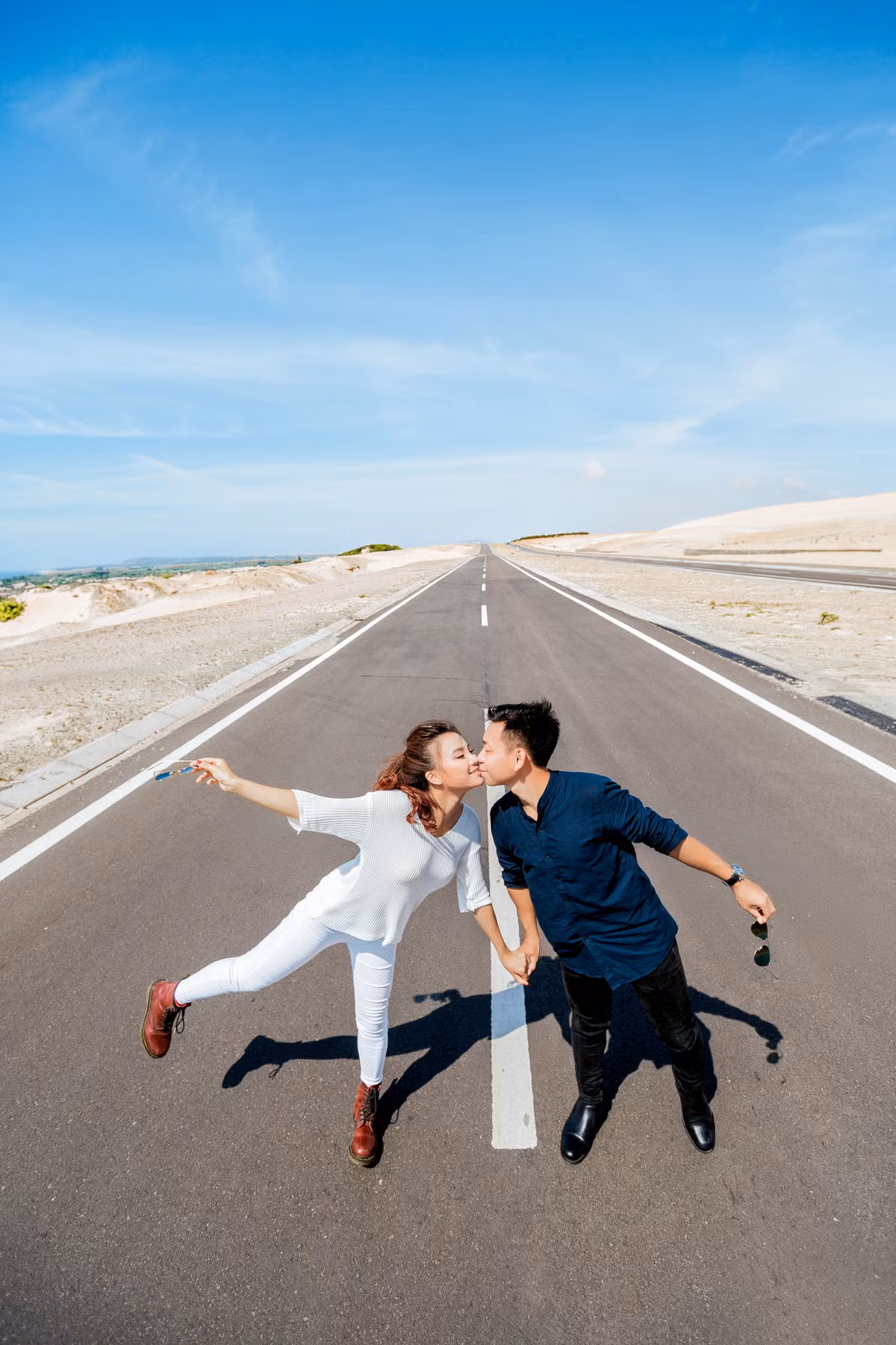 Để chuẩn bị cho ngày trọng đại, cặp đôi 9X đã chọn Phan Thiết để ghi lại những khoảnh khắc đẹp nhất của tình yêu. Ảnh trong bài: Lou Studio.