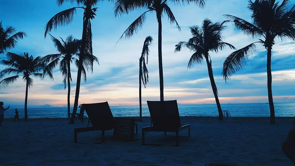 Vì quá thân thiết khiến nhiều người vẫn hay trêu đùa, đồn đoán về mối quan hệ thực sự của Hào và Cơ. Tuy nhiên người trong cuộc không mấy bận tâm, họ vẫn song hành cùng nhau trong mọi chuyến đi từ dài ngày đến ngắn ngày.