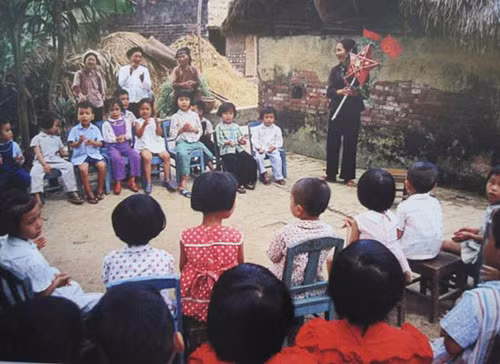 Quên sao được những đêm tập văn nghệ chuẩn bị cho đêm rằm tháng 8. Cái nắm tay thật chặt, gương mặt phấn khởi, kéo nhau từ đầu làng hát đồng ca: "Trung thu trăng sáng sáng soi cánh đồng xanh tươi…”. Chỉ thế thôi mà sao với tôi chúng gần gũi và thiêng liêng đến vậy.