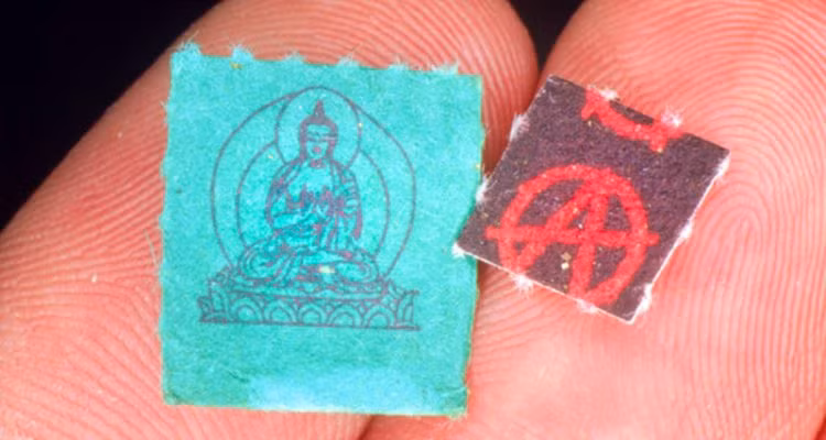 Ma túy tem giấy LSD là một chất không màu, không mùi, không vị... Tuy nhiên khi người dùng dán một miếng vào đầu lưỡi, ngậm trong miệng... những ảo giác sẽ xuất hiện, chúng làm tăng sự hưng phấn, tâm trạng và thậm chí có thể khiến người sử dụng mất kiểm soát. Để mô tả gần sát nhất những ảo giác người dùng ma túy LSD cảm nhận được thì những ảo giác đó kỳ quái, đầy màu sắc và có phần nhòe nhoẹt, dị hợm như chính những hình được in ở mặt sau mỗi miếng dán.