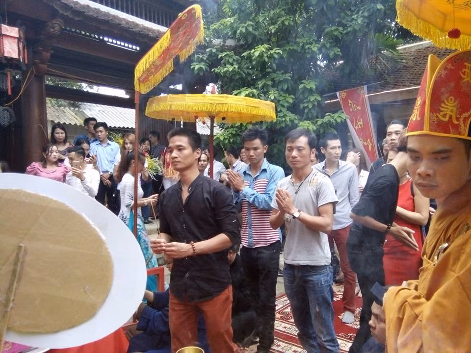 Lệ Rơi hòa cùng dòng người, những nghệ sĩ ở nhiều lứa tuổi để vào thắp hương cúng Tổ nghề sân khấu. Do là một sự kiện thường chỉ dành riêng cho những nghệ sĩ, diễn viên, ca sĩ... những người của công chúng nên sự xuất hiện bất ngờ của Lệ Rơi khiến dân mạng lập tức rộ lên nhiều đồn đoán, nhận xét. Bởi đơn giản, anh chàng quê gốc Thanh Hà, Hải Dương này chưa bao giờ được khán giả công nhận là một nghệ sĩ thực thụ, cũng chưa có những hoạt động nghệ thuật, sân khấu đúng nghĩa.