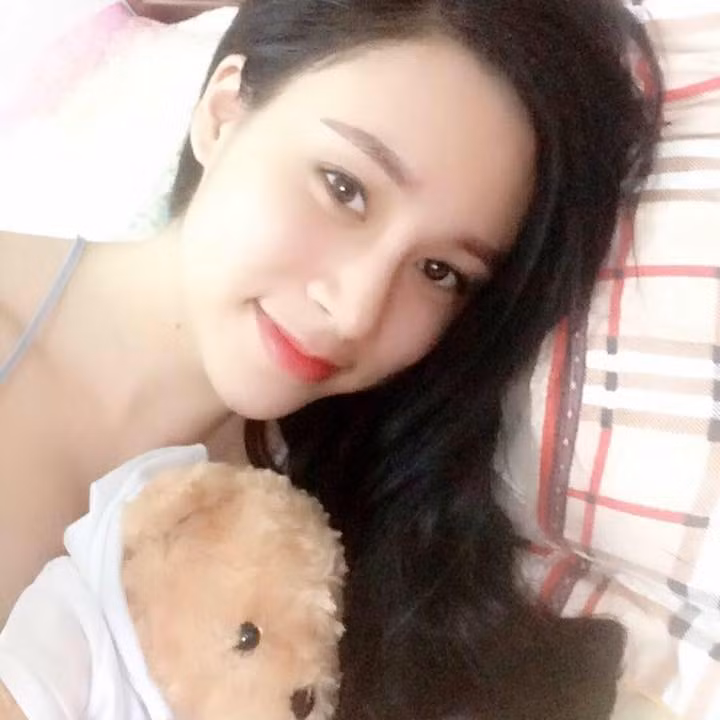 Về mặt gia đình, Lệ Huyền cho biết bạn trai cô cũng không ủng hộ việc cô đi làm phẫu thuật thẩm mỹ. Nhiều lần anh bạn trai đã bộc lộ sự khó chịu, không hài lòng và có lần còn phải ngăn cản quyết liệt nếu không Lệ Huyền vẫn tiếp tục đi phẫu thuật. Cuộc sống của Lệ Huyền so với trước đây đã bị ảnh hưởng nhiều, đầu óc của cô cũng không minh mẫn, thông minh như trước nên thường xuyên cảm thấy stress, bế tắc, mệt mỏi.