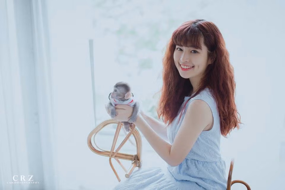 Vì chiều cao không nổi bật nên các bức ảnh của Khánh Vân ít khi chụp cả người, đó cũng là một cách giúp người đẹp phố núi giấu khuyết điểm cơ thể.