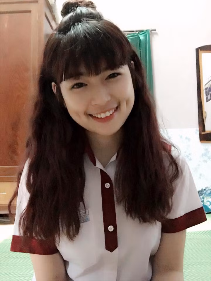 Nụ cười cực duyên là một lợi thế giúp Khánh Vân xua tan những mặc cảm về chiều cao khiêm tốn. Trong mọi bức ảnh, cô bạn đều cười rất tươi, tạo dáng đáng yêu khiến người xem khó rời mắt.
