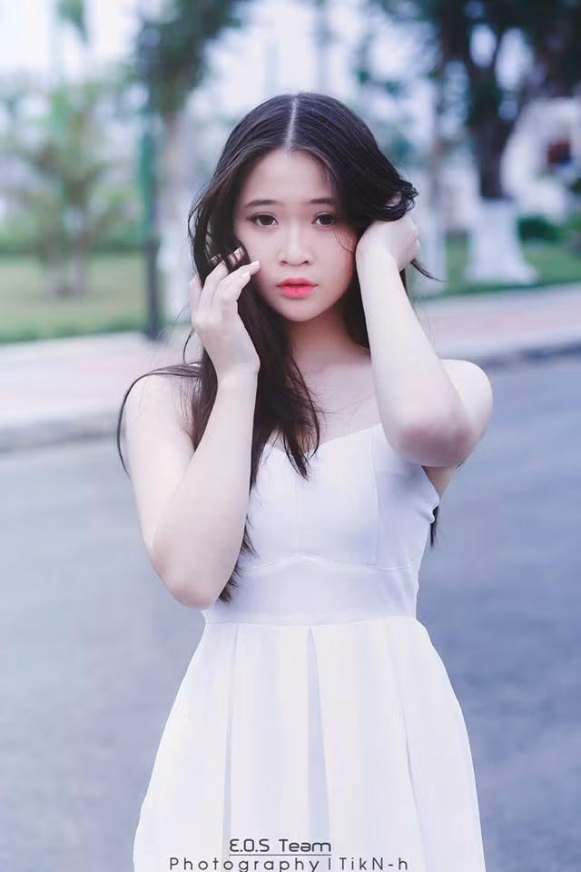 Thảo Nguyên có số đo 3 vòng 90 – 60 – 93, vậy nên cô luôn được mời làm đại diện cho một số thương hiệu thời trang ở Đà Nẵng, nhận biết được lợi thế của bản thân, thời gian gần đây cô hot girl xinh đẹp vừa đăng ký tham gia cuộc thi "Gương mặt điện ảnh triển vọng 2016" và xuất sắc lọt vào chung kết.