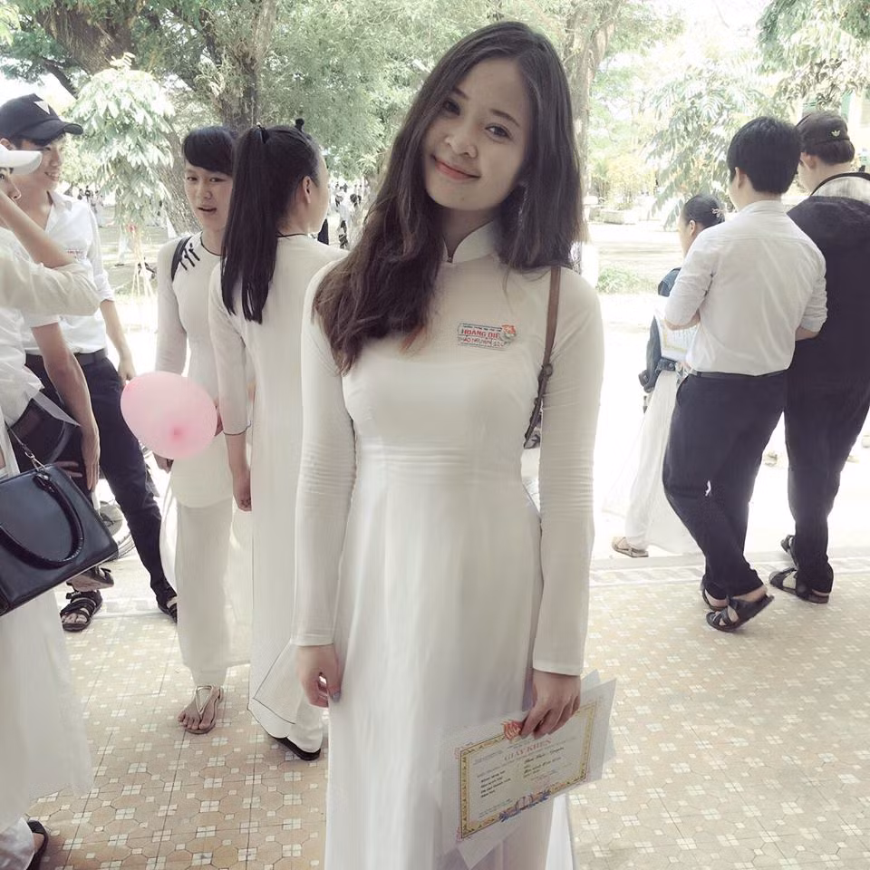 Bận rộn là vậy nhưng Thảo Nguyên vẫn rất chu toàn trong việc học tập, trên trang cá nhân của mình cô bạn khoe ảnh nhận giấy khen cuối cấp, được đông đảo mọi người khen ngợi.