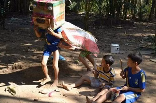 Và Trung thu truyền thống... vẫn luôn là điều mà mọi người dân không ngừng nhắc đến trong những ngày này. Sự nuối tiếc, hổi tưởng về một thời đã qua được thể hiện trong những bức ảnh vui Trung thu trong quá khứ, đón trăng rằm thời khốn khó. Những khoảnh khắc tạo ra rất nhiều cảm xúc.