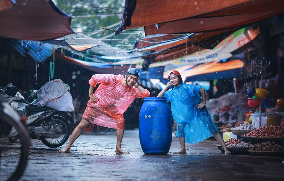 Khác hẳn với các bộ ảnh cưới lung linh, được đầu tư về trang phục cầu kỳ, đôi vợ chồng 9X Thùy Linh – Trường Giang đã không ngại ngần thực hiện bộ ảnh cưới chỉ với đôi dép tổ ong, bộ quần áo mưa đơn giản. Chính sự khác biệt bá đạo trong bộ ảnh cưới này đã khiến dân mạng thích thú, dành nhiều lời khen ngợi không ngớt.