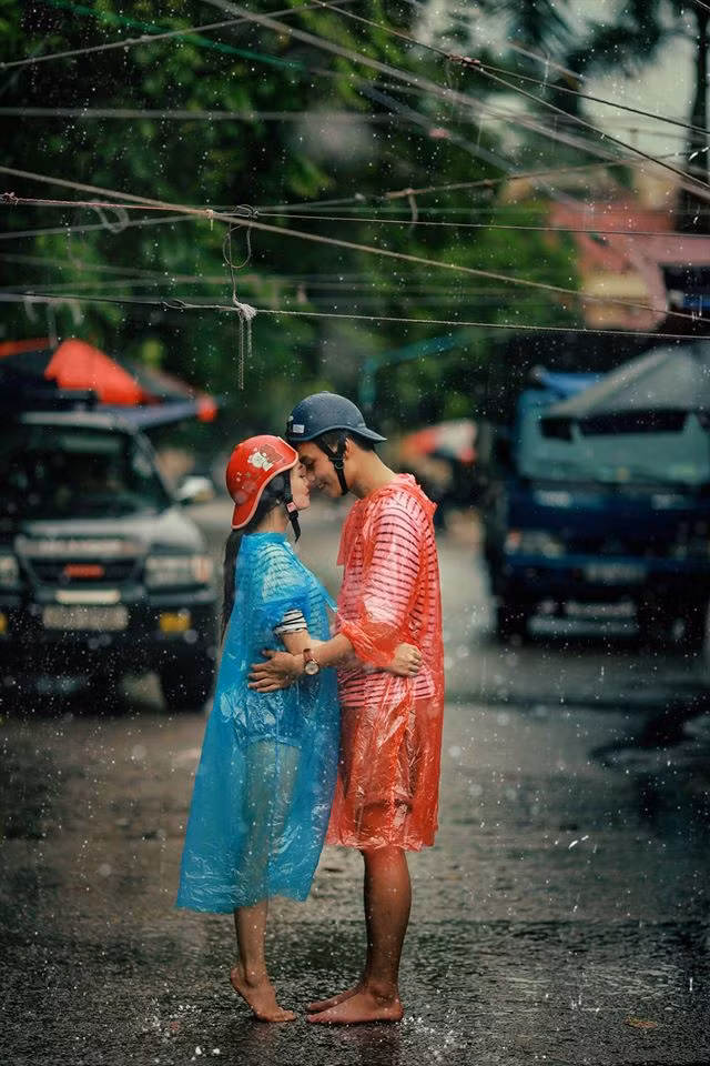 Chắc có lẽ hiếm có đôi vợ chồng nào dám mặc quần áo như đi chơi giống như Trường Giang và Thùy Linh để thực hiện bộ ảnh cưới trong ngày trọng đại nhất đời mình.