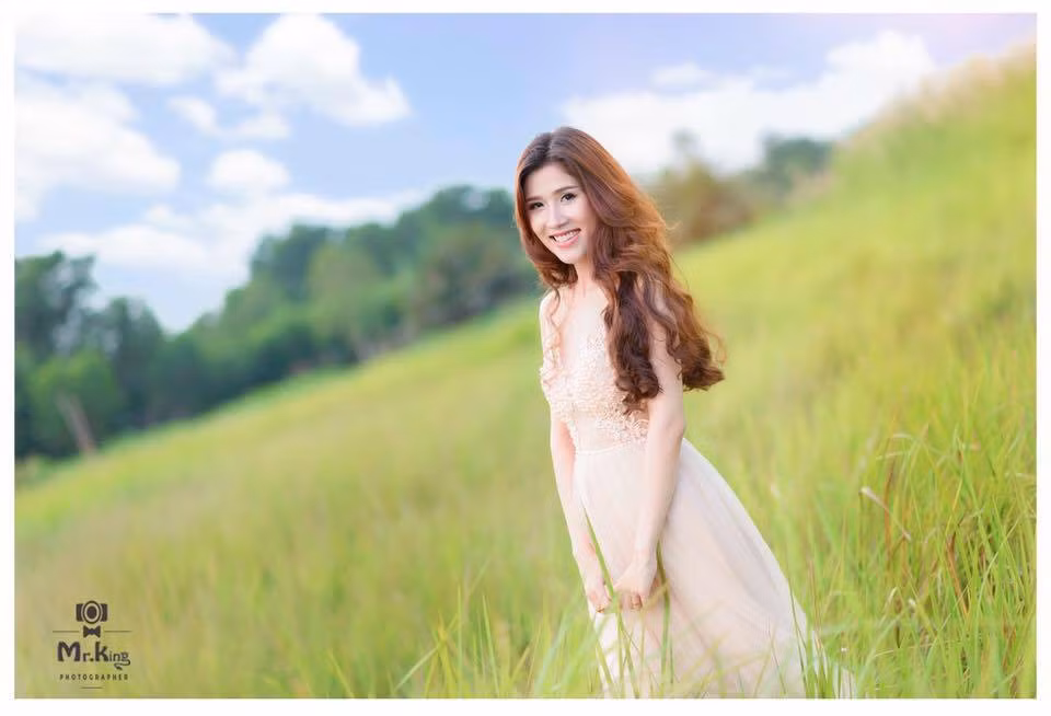 Bên cạnh những bình luận tích cực khen ngợi nhan sắc xinh đẹp của người yêu hot boy bán kẹo kéo, một bộ phận dân mạng đã lên tiếng khẳng định Nhung Dona có động đến dao kéo để nâng mũi. Nếu so sánh những hình ảnh trước đây người ta có thể nhận thấy sự khác biệt rõ ràng trên khuôn mặt. Hiện người đẹp 9X vẫn lựa chọn cách im lặng trước sóng gió dư luận. Cô luôn cố gắng tích cực làm việc khẳng định năng lực của bản thân với mong muốn tìm được vị trí xứng đáng trên con đường đến với nghệ thuật.