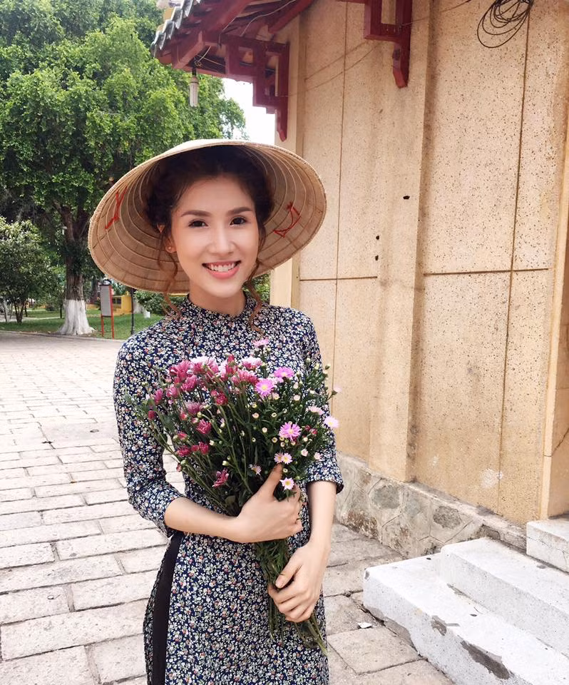 Sở hữu chiếc mũi cao, cằm V-line yêu kiều và các đường nét thanh tú trên khuôn mặt, cùng cách biểu cảm trước ống kính vô cùng chuyên nghiệp, đó là lý do giải thích vì sao cô được nhiều phó nháy “cưng chiều” mời gọi hợp tác. Đây cũng là nghề giúp Nhung Dona kiếm được bội tiền trong vài năm trở lại đây.