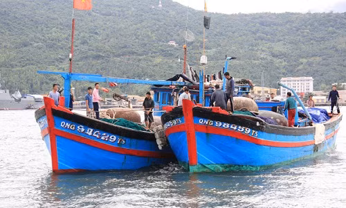 Tau ca Viet Nam bi dam toi tap ngu dan rot xuong bien