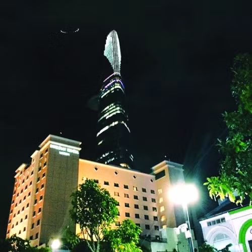 Hồi tháng 3/2015, Báo Người lao động đưa bức ảnh của một nhóm sinh viên chụp một vật thể lạ giống đĩa bay (UFO) ngay phía trên tháp Bitexco. Theo báo này, hình ảnh do nhóm bạn trẻ cung cấp cho thấy có một vật thể lạ hình tròn, xung quanh có đèn phát sáng và hình ảnh không qua chỉnh sửa.