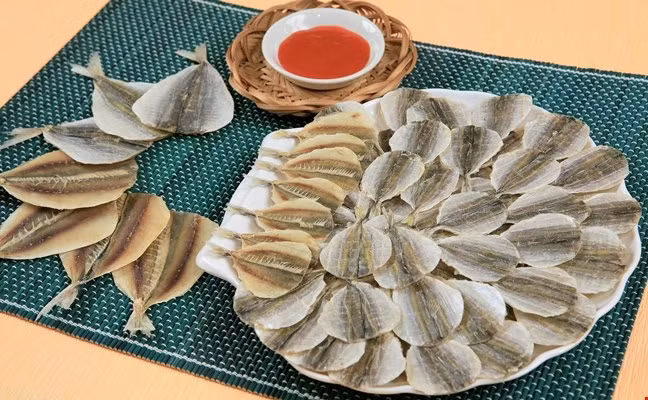 Món quà biếu gồm nhiều món khô như khô cá, khô rắn, cá chỉ vàng, mực....