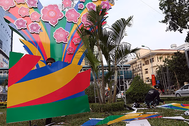Khi được phóng viên báo Lao Động hỏi về những họa tiết trang trí trên đường Nguyễn Chí Thanh (Hà Nội), nhóm công nhân đang thi công tại đây cho biết, họa tiết trang trí được cách điệu từ cánh hoa đào còn phần trang trí bên dưới thì… không rõ.