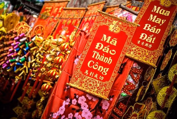 Trước và sau Tết, mua các loại dây may mắn không chỉ là phụ kiện giúp trang trí nhà thêm rực rỡ mà còn có ý nghĩa cầu mong may mắn và phát tài cho gia chủ.