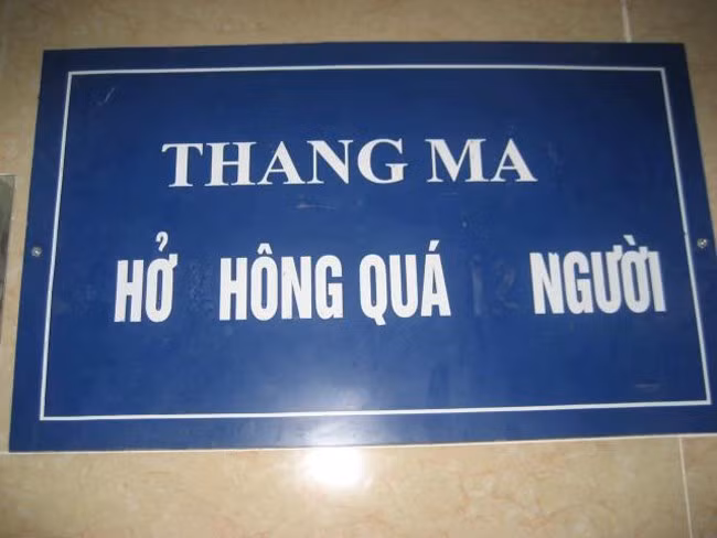 Biển thông báo bị mất chữ khiến nội dung ghi trên biển gây cười cho người đọc.