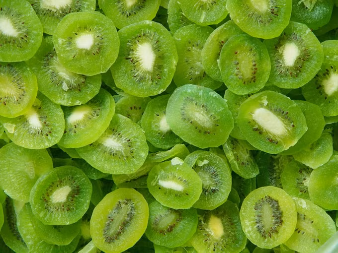 Kiwi tươi làm mứt thường được cắt lát làm mứt Tết. Mỗi gói mứt được rao bán từ 60.000 đồng/gói (250gr). Nổi tiếng và được ưa chuộng nhất là mứt Kiwi Đà Lạt.