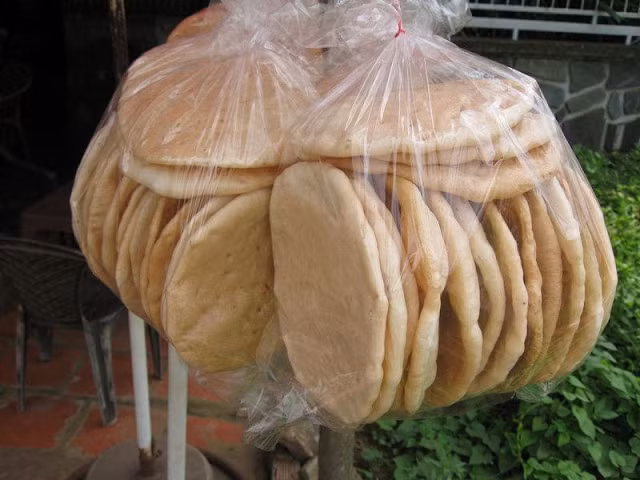 Bánh phồng sữa dừa, một trong những đặc sản của tỉnh Bến Tre, nổi tiếng có bánh phồng sữa dừa Sơn Đốc. Không chỉ được biết đến ở miền Tây, loại bánh này theo chân du khách đi khắp các tỉnh, ra nước ngoài như Mỹ, Canada... Đây cũng là loại bánh giúp đổi đời cho các hộ dân ở Bến Tre. Giá bánh phồng sữa dừa từ 35.000 đồng/túi.