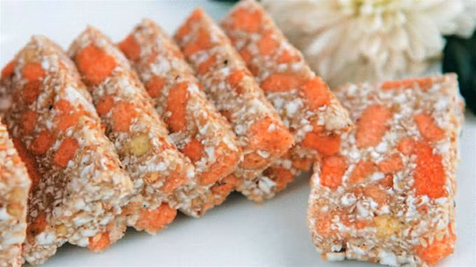Bánh cáy được người dân Thái Bình xem như một thứ của ngon vật lạ, luôn được chọn làm quà biếu họ hàng, bè bạn. Mỗi dịp Tết đến, bánh cáy có giá từ 20.000 đồng/gói.
