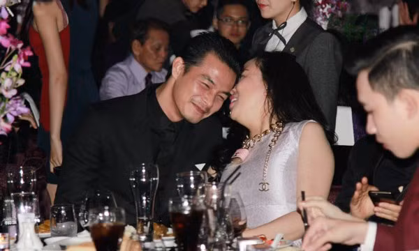 Khoảng tháng 10/2015, sau những ồn ào tranh cãi về việc ly hôn với người cũ Lê Phương, nam diễn viên Quách Ngọc Ngoan lại khiến dư luận tò mò bàn luận về mối quan hệ của anh với nữ đại gia Phượng Chanel. Quách Ngọc Ngoan liên tục đăng những hình ảnh với nữ doanh nhân giàu có này khi cùng tham gia sự kiến, đi du lịch.
