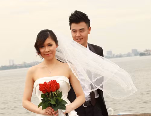 Bên cạnh MC nổi tiếng Tuấn Tú là người vợ Thanh Huyền có xuất thân "lá ngọc cành vàng". Bố vợ của chàng MC điển trai Tuấn Tú là một vị tướng trong ngành công an. MC Tuấn Tú từng dành không ít lời khen ngợi dành cho bà xã của mình.