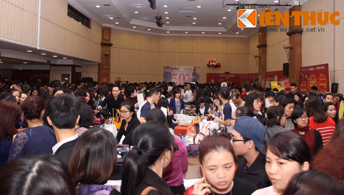 Biển người đổ về sảnh tầng 1 và tầng 2 tại tháp Hà Nội (49 Hai Bà Trưng, Hà Nội) để "săn" hàng hiệu giảm giá "khủng". Đây là chương trình giảm giá hàng hiệu VStyle’s Private Sale diễn ra trong ba ngày 8, 9, 10/01/2016.