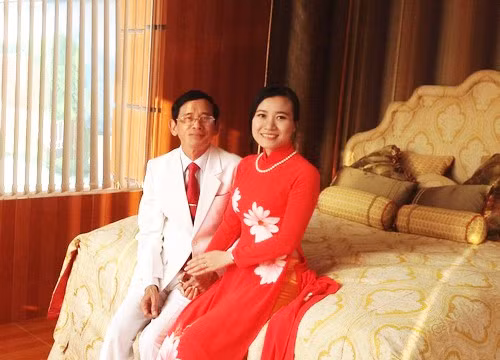 Trong số các đại gia Việt, đại gia Lê Ân không chỉ được biết nhờ sở hữu khối tài sản "kếch xù" (khoảng 2.000 tỷ đồng) mà còn nổi đình đám với mối tình trắc trở qua 5 đời vợ. Phải đến người vợ trẻ thứ 5, người kém ông hơn 50 tuổi, thì đại gia nghìn tỷ này mới thực sự yên ấm chuyện tình duyên. Ảnh đại gia Lê Ân bên người vợ trẻ.