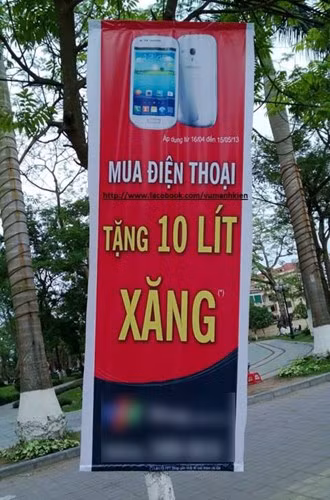 Một kiểu khuyến mại đặc biệt, mua điện thoại tặng 10 lít xăng.