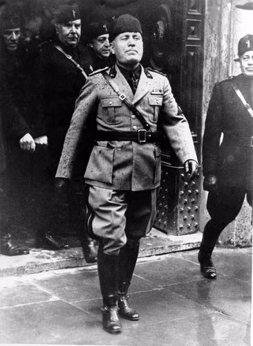 Phải đến ngày 27/4/1945, Mussolini mới bị lực lượng du kích phát hiện tại trạm kiểm soát ở Dongo, gần hồ Como. Khi ấy, trùm phát xít Italy cùng người tình là Clara Petacci đang trên đường trốn sang Thuỵ Sĩ.