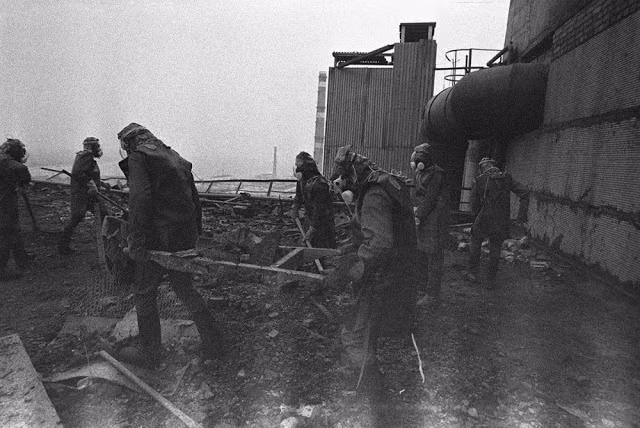 Sau khi xảy ra thảm kịch Chernobyl, các chuyên gia và lực lượng chức năng có mặt tại hiện trường để điều tra nguyên nhân vụ việc và khắc phục sự cố.