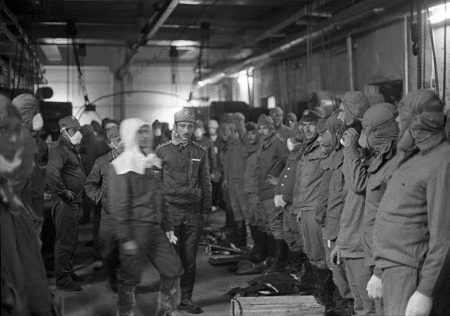 Một nhóm nhân viên làm việc tại nhà máy Chernobyl sau khi xảy ra thảm kịch rò rỉ phóng xạ. Họ mặc những trang phục bảo hộ để đảm bảo an toàn.
