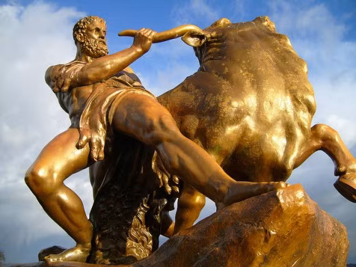 Hercules là anh hùng kiệt xuất trong thần thoại Hy Lạp được nhiều người biết đến. Là con trai của thần Zeus và nữ thần Alcmene, Hercules trở thành người bất tử nhờ uống sữa của nữ thần Hera từ hồi còn nhỏ.